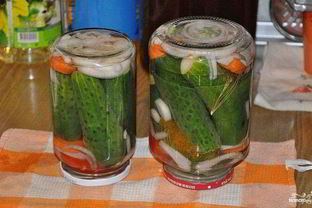 Маринованные огурцы с морковкой и луком