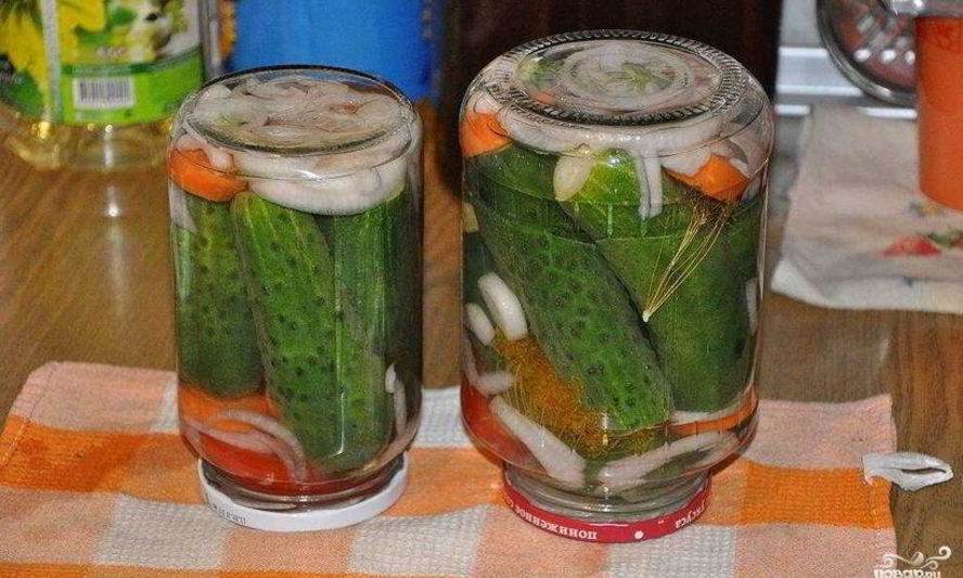 Рецепт маринованных огурцов с морковкой и луком