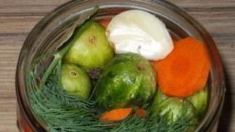 маринованные огурцы с морковкой и луком