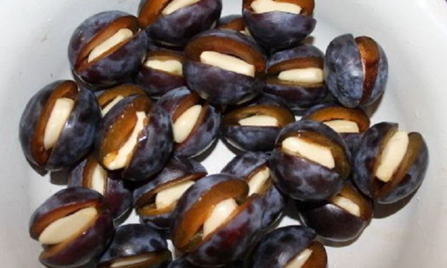 Рецепт маринованных слив с чесноком