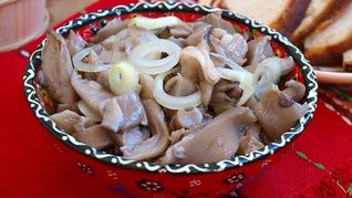 Маринованные вешенки с луком