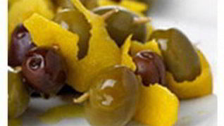 Оливки, маринованные в водке, джине и вермуте