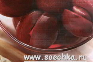 Слива, маринованная чесноком