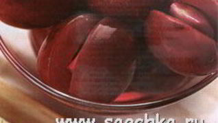 Слива, маринованная чесноком