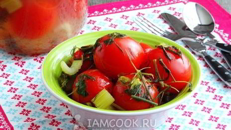 помидоры, квашенные с чесноком и зеленью