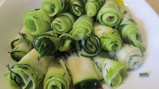 Быстрые малосольные кабачки