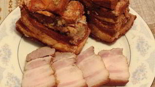 Домашнее сало с чесноком в луковой шелухе