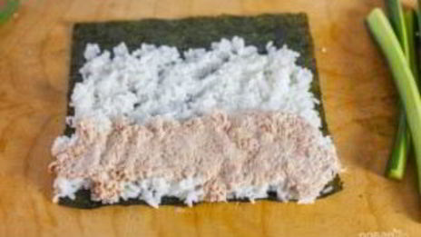 консервированный тунец с рисом и авокадо