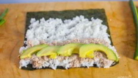 консервированный тунец с рисом и авокадо