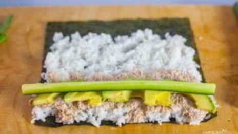 консервированный тунец с рисом и авокадо