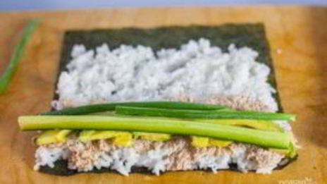 консервированный тунец с рисом и авокадо