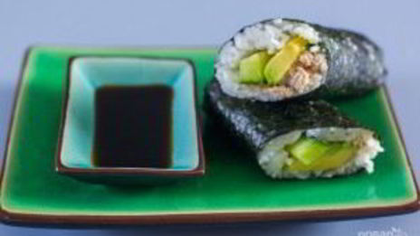 консервированный тунец с рисом и авокадо