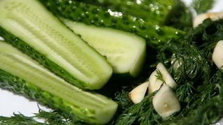 Малосольные огурцы на минеральной воде