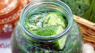 Малосольные огурцы в банке