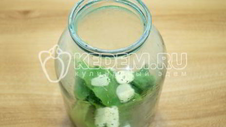 малосольные огурцы в банке