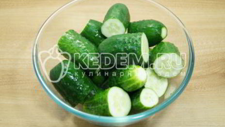 малосольные огурцы в банке