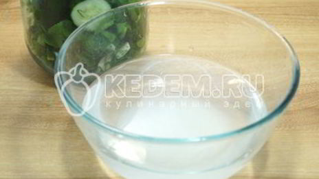 малосольные огурцы в банке