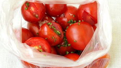 малосольные помидоры в пакете