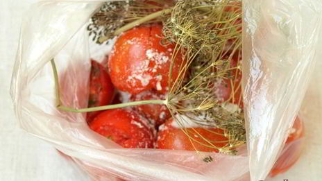 малосольные помидоры в пакете