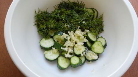 острые малосольные огурцы за 5 минут