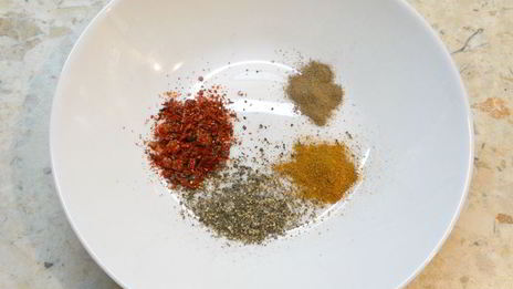 сало соленое с чесноком и специями в пакете