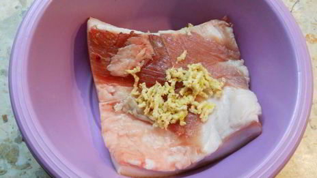 сало соленое с чесноком и специями в пакете