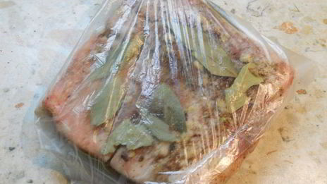 сало соленое с чесноком и специями в пакете