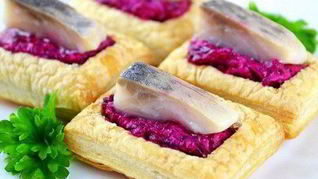 Слоеные волованы со свеклой и сельдью