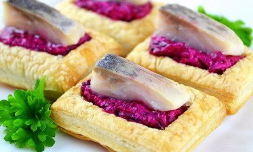 Рецепт слоеных волованов со свеклой и сельдью