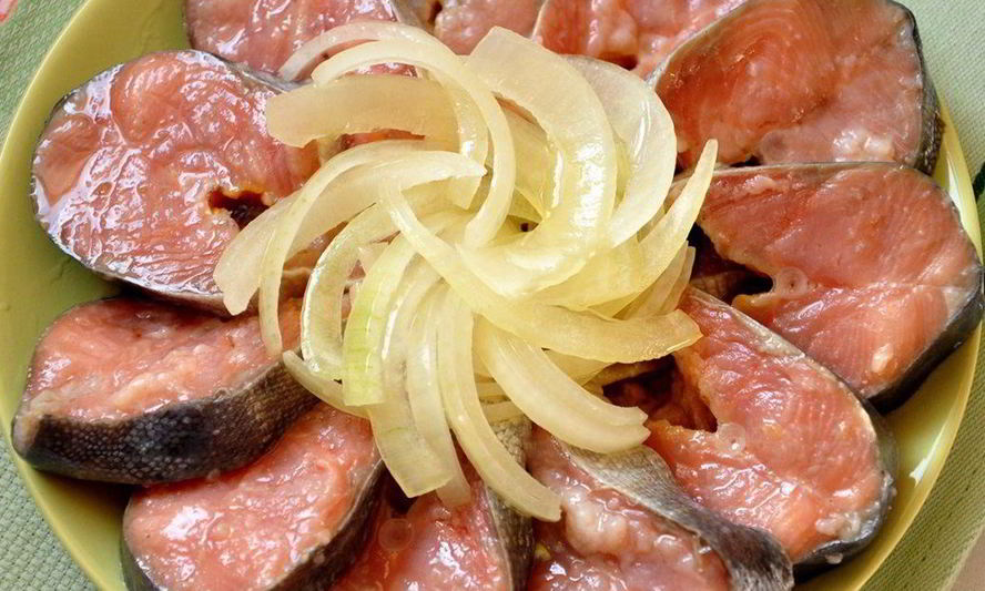 Рецепт соленой горбуши с луком