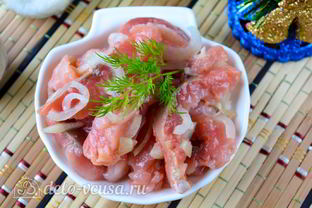 Соленая горбуша в масле с луком