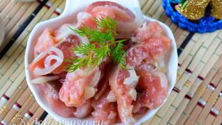 Соленая горбуша в масле с луком