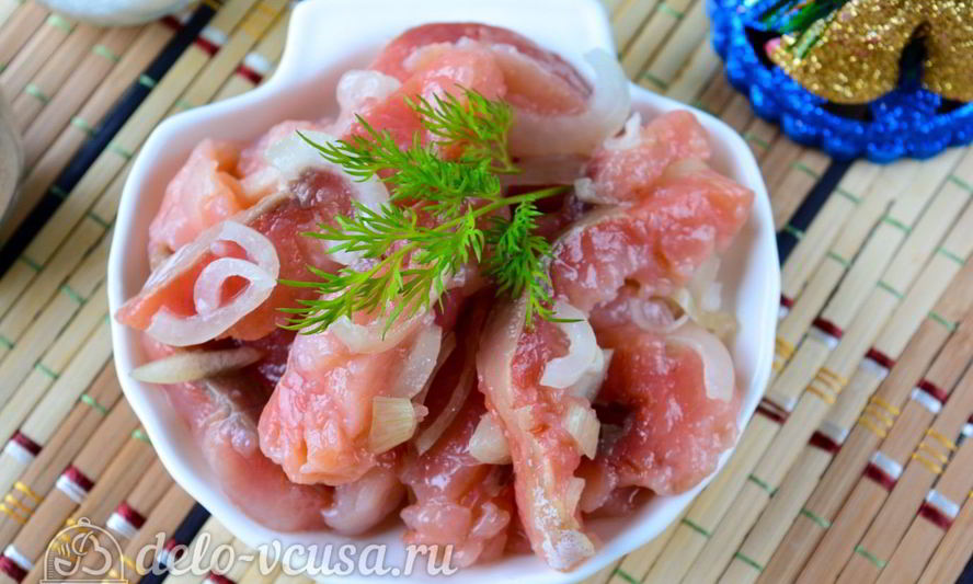 Рецепт соленой горбуши в масле с луком