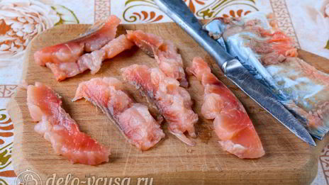 соленая горбуша в масле с луком