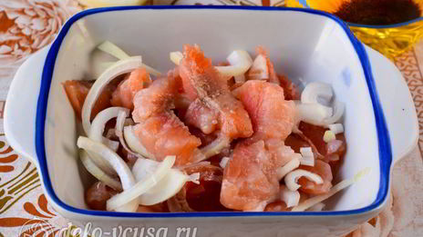 соленая горбуша в масле с луком