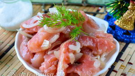 соленая горбуша в масле с луком