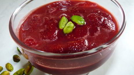 клубничное варенье с белым шоколадом и фисташками