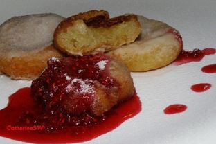 Пончики бюни с малиновым вареньем