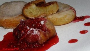 Пончики бюни с малиновым вареньем