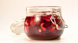 Пряное варенье из вишни с орехами