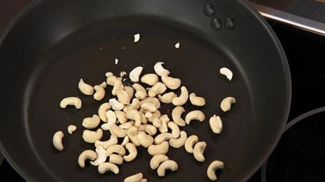 пряное варенье из вишни с орехами