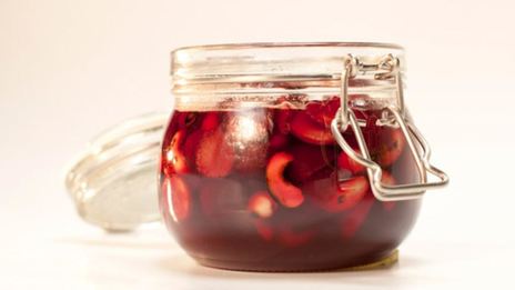 пряное варенье из вишни с орехами