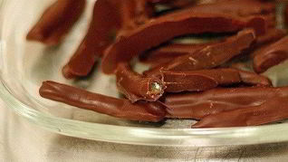 Цукаты из апельсиновой цедры в темном шоколаде