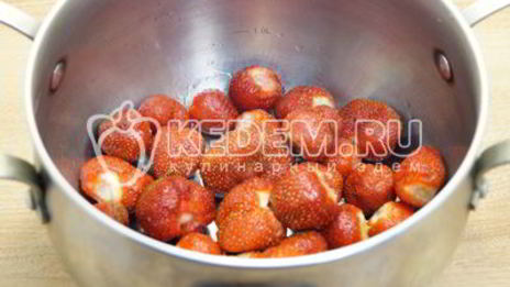 варенье из клубники с целыми ягодами