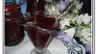 Вишневое варенье с миндалем и шоколадом