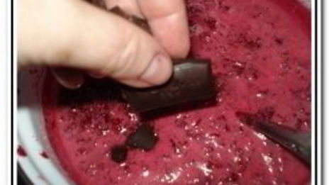 вишневое варенье с миндалем и шоколадом