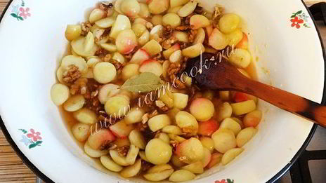 яблочное варенье с грецкими орехами