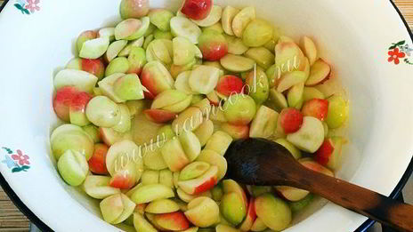 яблочное варенье с грецкими орехами