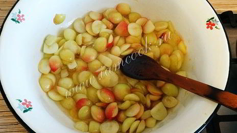 яблочное варенье с грецкими орехами