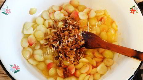 яблочное варенье с грецкими орехами